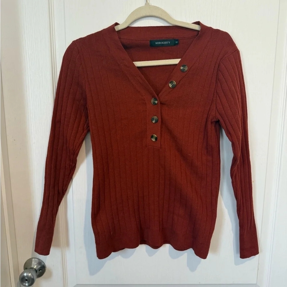 Moss & Spy Button-Front Ribbed Henley in Rusty Red